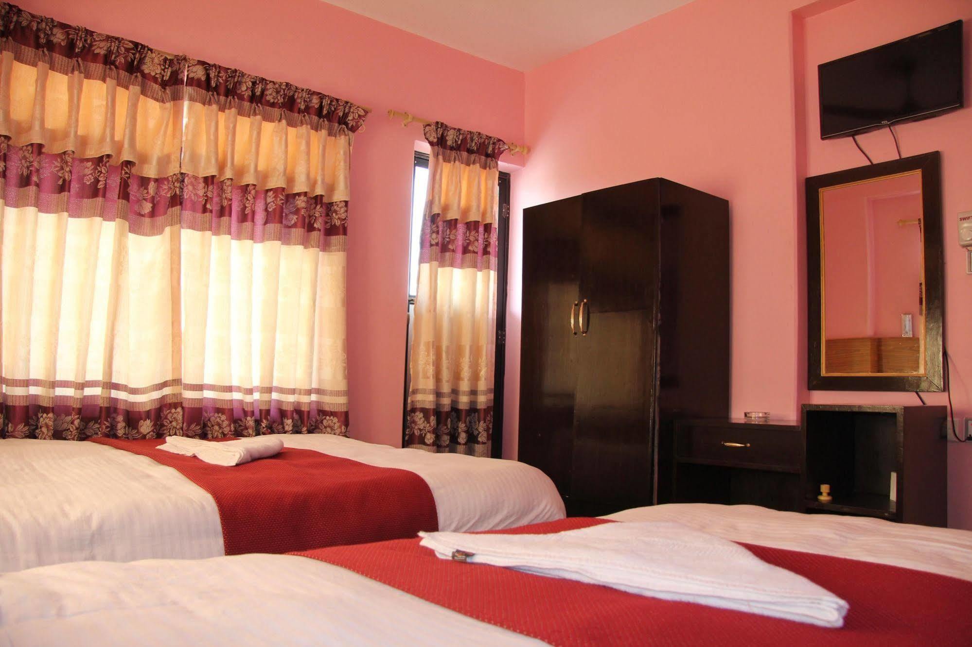 Hotel Buttercup Pokhara Exterior photo